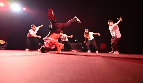 Suite donnée au spectacle de breakdance sur la plaine nature