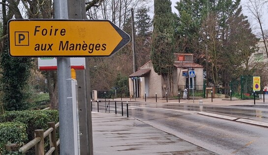 Signalisation routière fantaisiste à l’entrée de la Coulée Verte