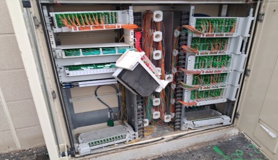 Signaler une armoire fibre optique dont les portes sont restées ouvertes